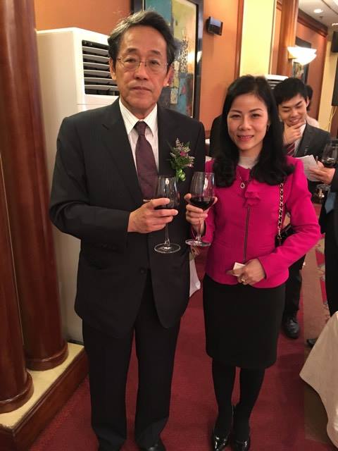 PGS.TS Hoàng Thị Bích Thảo chụp ảnh cùng Đại sứ đặc mệnh toàn quyền Nhật Bản tại Việt Nam -  Ngài Umeda Kunio